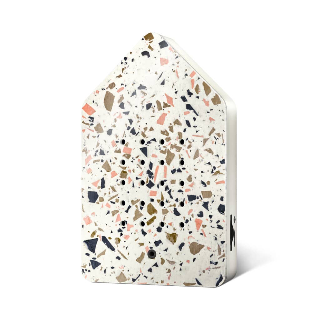 Birdybox toffee terrazzo huisje met ontspannende vogelgeluiden, ideaal voor een rustgevende sfeer in huis.